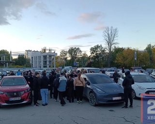В Тернополе люди в военной форме сутки держали мужчину в авто: произошла массовая драка (видео)
