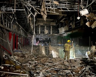 У Дніпрі російські дрони атакували великий ТЦ: що відомо (фото)