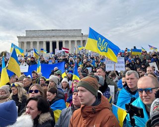 "Кричали "Слава Украине!": Вэнс заявил, что протестующие преследовали его 3-летнюю дочь