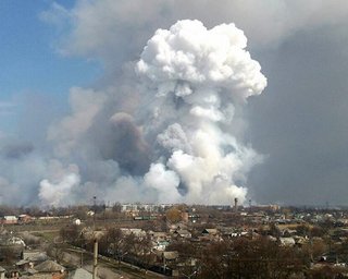 В Сети появилось снятое с воздуха видео пылающих складов под Балаклеей