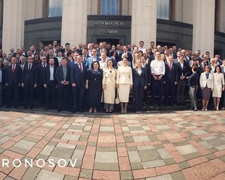 Народные депутаты на прощанье спели гимн и сфотографировались