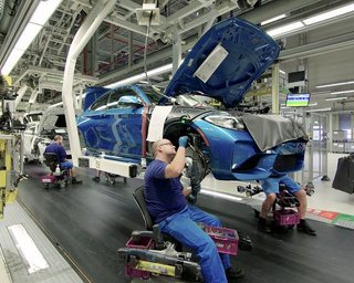BMW и Volkswagen останавливают заводы из-за войны в Украине
