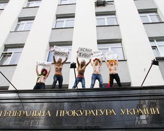Femen забрались на карниз ГПУ, требуя наказания для "николаевских садистов"