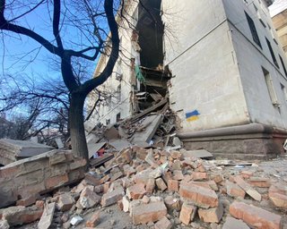 Армія РФ обстріляла центр Херсона: пошкоджено будівлю ОВА (фото)