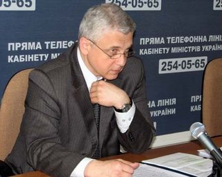 Суд оставил замминистра обороны под стражей