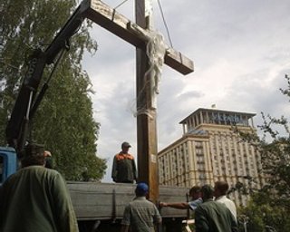 В Киеве восстановили крест, спиленный активистками FEMEN