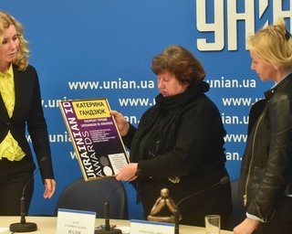 Маме Екатерины Гандзюк передали посмертную награду дочери