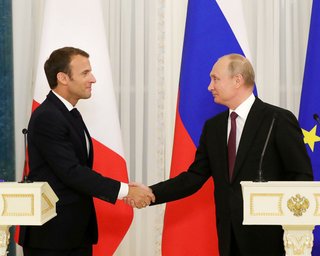 "Я поговорю з Путіним": Макрон вважає, що в РФ мають бути "гарантії безпеки" в Європі