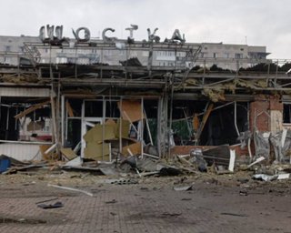 Несколько десятков "Шахедов": россияне разрушили железнодорожный вокзал в Шостке (фото)