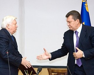 Янукович поздравил Пшонку с днем рождения