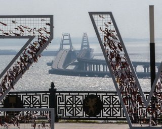"Снова мост пошел поспать": в СБУ отреагировали на взрывы в Крыму стихотворением (фото)