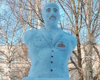 В Запорожье слепили снеговика в виде памятника Сталину