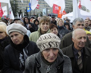 На площади возле ЦИК собралось несколько тысяч сторонников оппозиции