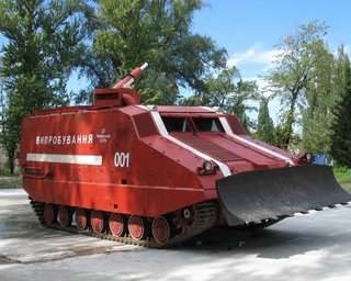 Пожар в Балаклее тушат пожарные танки, самолет и вертолет