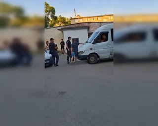 Будут отвечать за СЗЧ: в Полтаве люди напали на бус ТЦК, мобилизованные сбежали (видео)