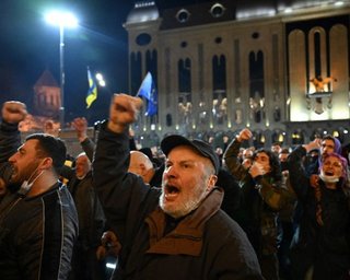 "Віримо у ЗСУ": протестувальники в Грузії увімкнули під парламентом гімн України (відео)