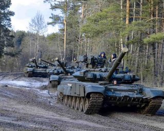 Танк военных РФ переехал легковой автомобиль, ребенок сгорел (фото, видео)
