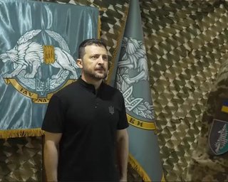 Зеленський приїхав у Вовчанськ і привітав бійців ССО зі святом (відео)