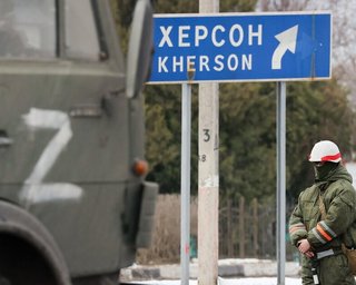 "Нічого немає": ЗС РФ вивезли з Херсона всі "швидкі", автобуси та пожежні машини