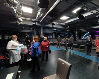В Івано-Франківську охочі прищепитися заблокували лікарів у центрі вакцинації (фото, відео)