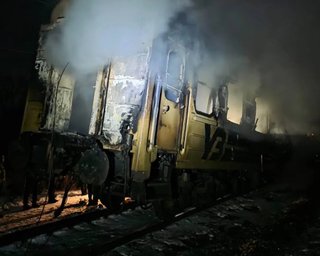 РФ ударила по железной дороге на Днепропетровщине: люди прятались под вагонами поезда (видео)