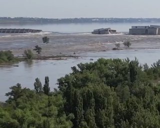 Вже вибухають: через підрив Каховської ГЕС міни виносить на берег (відео)