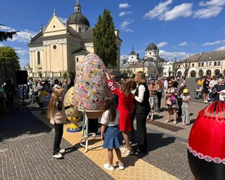 Створювала три місяці: майстриня із Львівщини створила найбільшу в Україні вишиту писанку (фото)