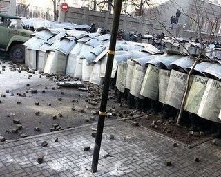 Несколько тысяч беркутовцев переходят в наступление на Институтской 