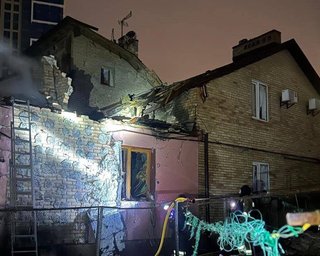 Россияне атаковали Киев ракетами и БПЛА: есть повреждения домов (фото)