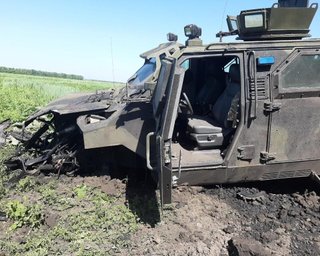 На Донбассе подорвался бронеавтомобиль, ранены 10 военнослужащих