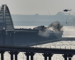 "Может не выдержать": логистика ВС РФ страдает после ударов по Крымскому мосту, — Плетенчук