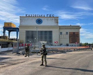 На греблі 2 вантажівки з вибухівкою: ЗС РФ продовжують мінувати Каховську ГЕС, — ГУР