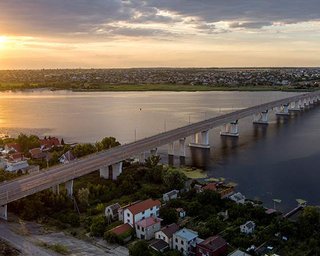 Замість Антонівського: РФ розпочала будівництво плавучого мосту в Херсоні, — розвідка Британії