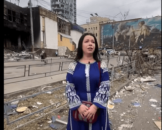 "Як тебе не любити, Києве мій!": народная артистка спела на фоне руин на Лукьяновке (видео)