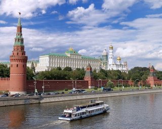 На Москве-реке затонул прогулочный катер с людьми
