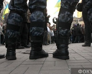 Во Львове националисты забросали камнями бойцов Беркута