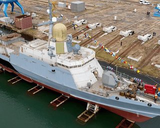 Не встиг повоювати: з'явилися супутникові фото з ураженнями верфі та військового корабля у Керчі (фото)