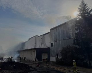 Можливий дефіцит товарів у частині магазинів: РФ вдарила по розподільчому центру EVA у Броварах