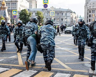 У Росії на аукціоні за 2 млн рублів продали фото силовика з портретом Путіна ззаду