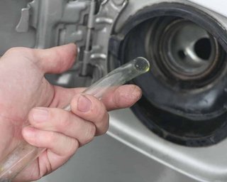 В Україні почастішали випадки крадіжки бензину прямо з бака авто (фото)
