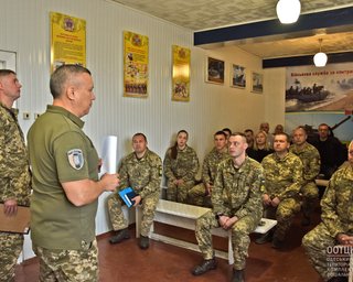 Хотів уникнути призову: В ТЦК Одеси чоловік різав собі вени та кидався на людей з ножем