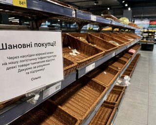 После ударов РФ полки магазинов опустели: почему исчезают молочка и сигареты и что будет с ценами
