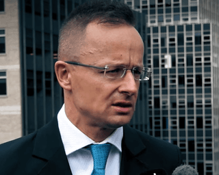 "Это не наша война!": Сиярто ответил на возмущение Украины и Польши после запрета въезда Мадьяру
