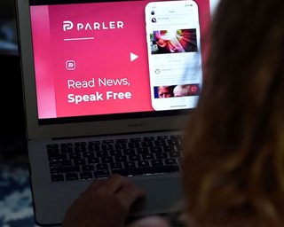 Parler RIP. Amazon заблокировал соцсеть, популярную среди сторонников Трампа
