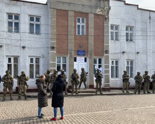Выборы на 87 округе: СБУ разогнала людей и оцепила здание избиркома