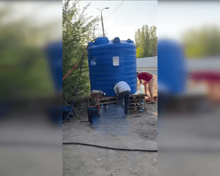 "Підкидують шланг у бочку": через дефіцит води в Донецьку орудують мародери на водовозах (відео)