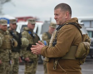 "Немає простих ділянок": Залужний побував на позиціях ЗСУ в Авдіївці та Куп'янську (відео)