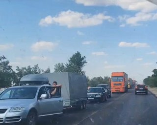 Многокилометровые пробки: на автотрассах в Крым стоят очереди из сотен машин (видео)