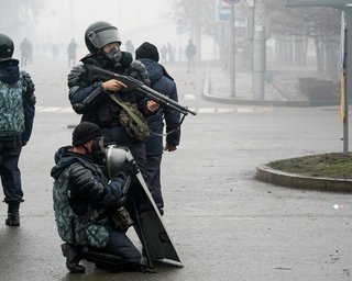 На улицах Алматы идут бои между революционерами и силовиками, есть погибшие и раненые (видео)