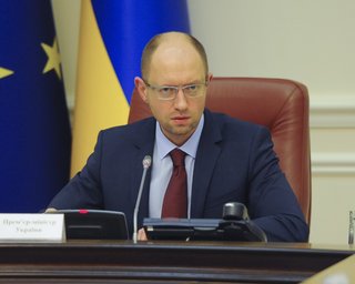 Яценюк: Долларов хватает, гривна падает по другой причине